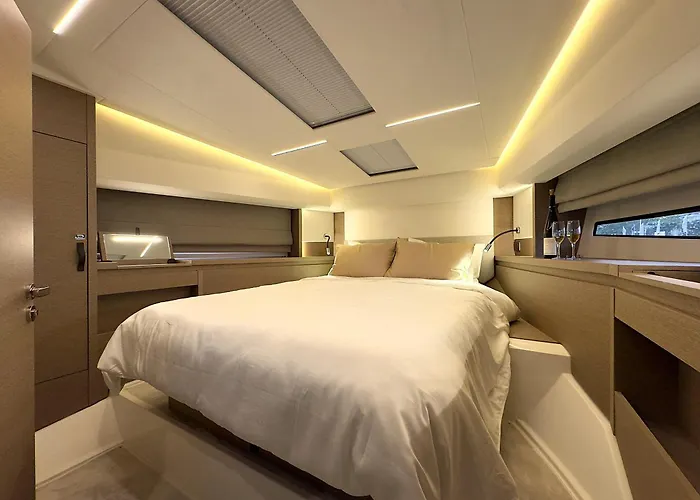 Luxury Yacht Bay - Managed By Vietyacht Club Botel Ha Long