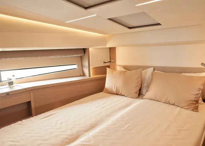 Luxury Yacht Bay - Managed By Vietyacht Club Botel Ha Long